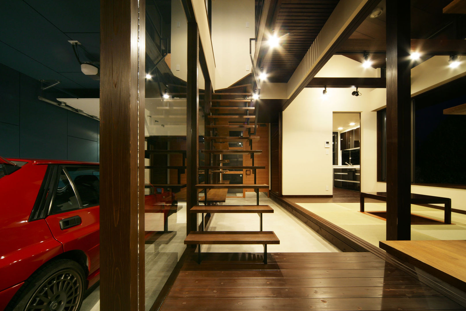 生駒のgarage house, 田中一郎建築事務所 田中一郎建築事務所 Eclectic corridor, hallway & stairs