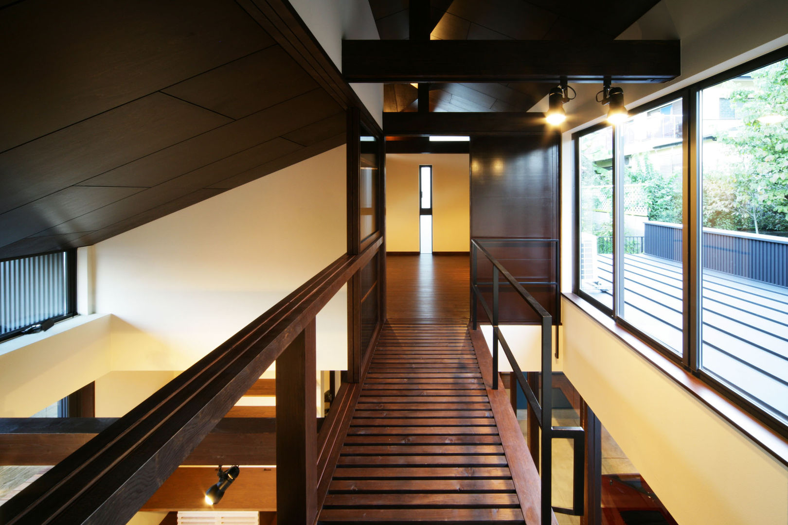 生駒のgarage house, 田中一郎建築事務所 田中一郎建築事務所 Eclectic style corridor, hallway & stairs