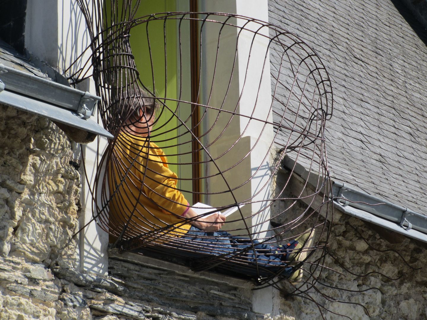 Jalousie sur une longère XVIII ème, Temo Temo Balcones y terrazas modernos: Ideas, imágenes y decoración