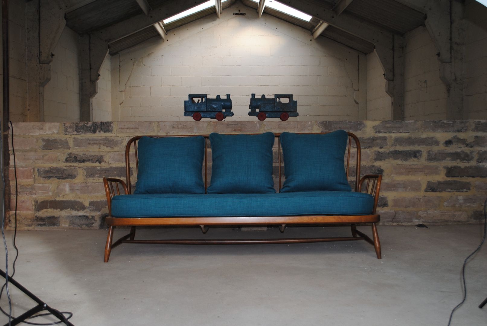 Vintage Ercol Jubilee Sofa in Teal Sketch Interiors Гостиные в эклектичном стиле Диваны и кресла