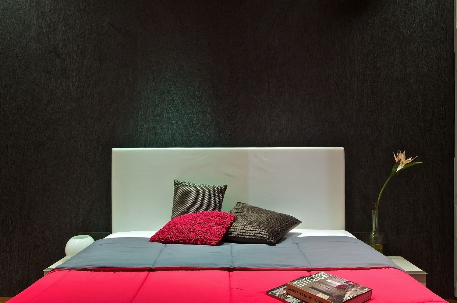 Black Wallpaper homify Minimalist bedroom