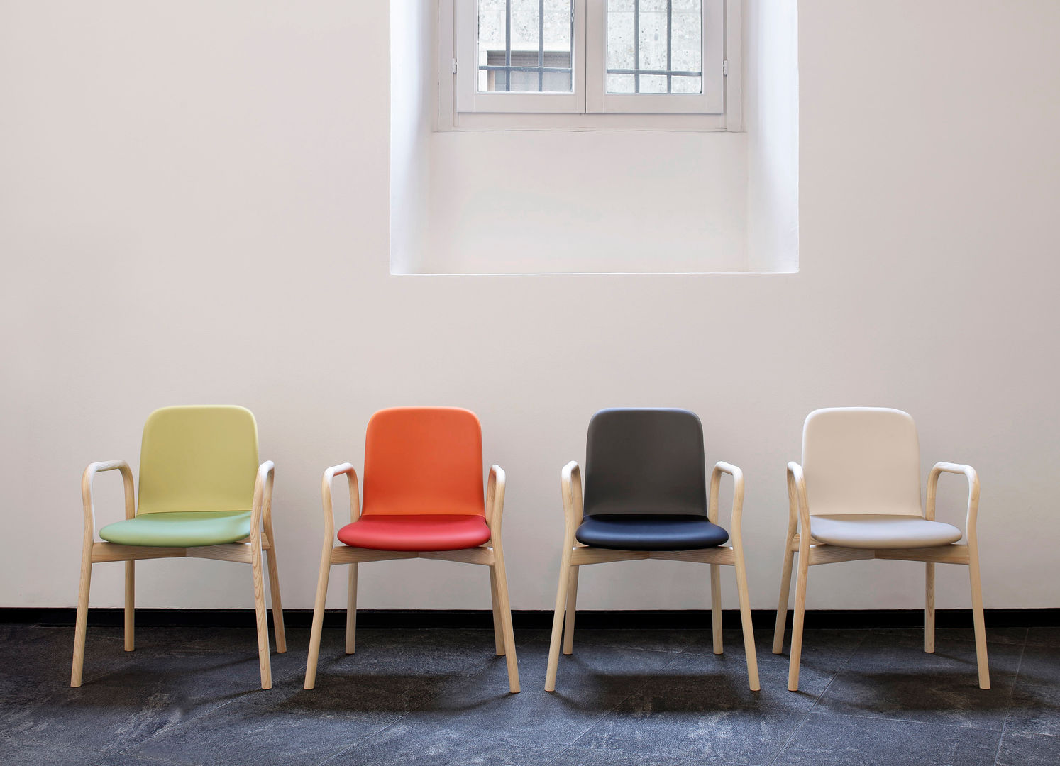 Two Tone chair, IWASAKI DESIGN STUDIO IWASAKI DESIGN STUDIO 다이닝 룸 의자 & 벤치