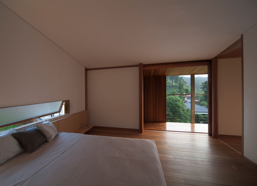 雷山の家, TOSHIAKI TANAKA&ASSOCIATES/田中俊彰設計室 TOSHIAKI TANAKA&ASSOCIATES/田中俊彰設計室 Kamar Tidur Modern