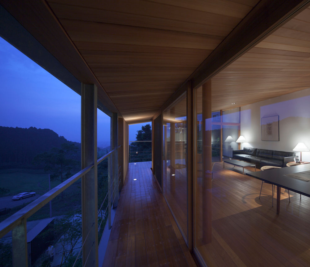 雷山の家, TOSHIAKI TANAKA&ASSOCIATES/田中俊彰設計室 TOSHIAKI TANAKA&ASSOCIATES/田中俊彰設計室 Balkon, Beranda & Teras Modern