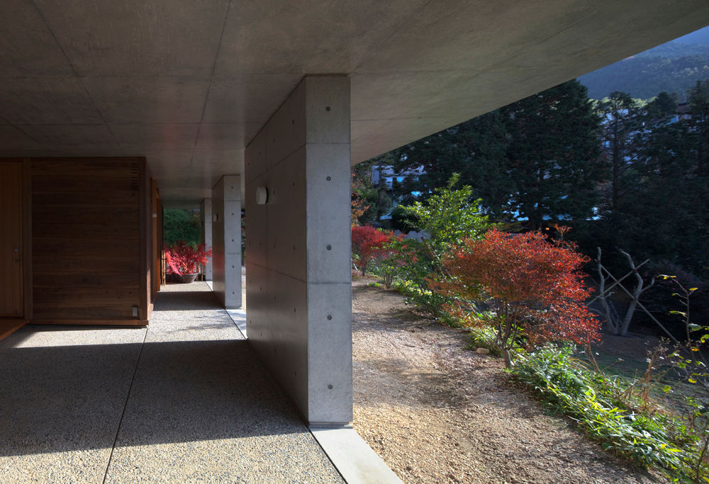 雷山の家, TOSHIAKI TANAKA&ASSOCIATES/田中俊彰設計室 TOSHIAKI TANAKA&ASSOCIATES/田中俊彰設計室 Koridor & Tangga Modern