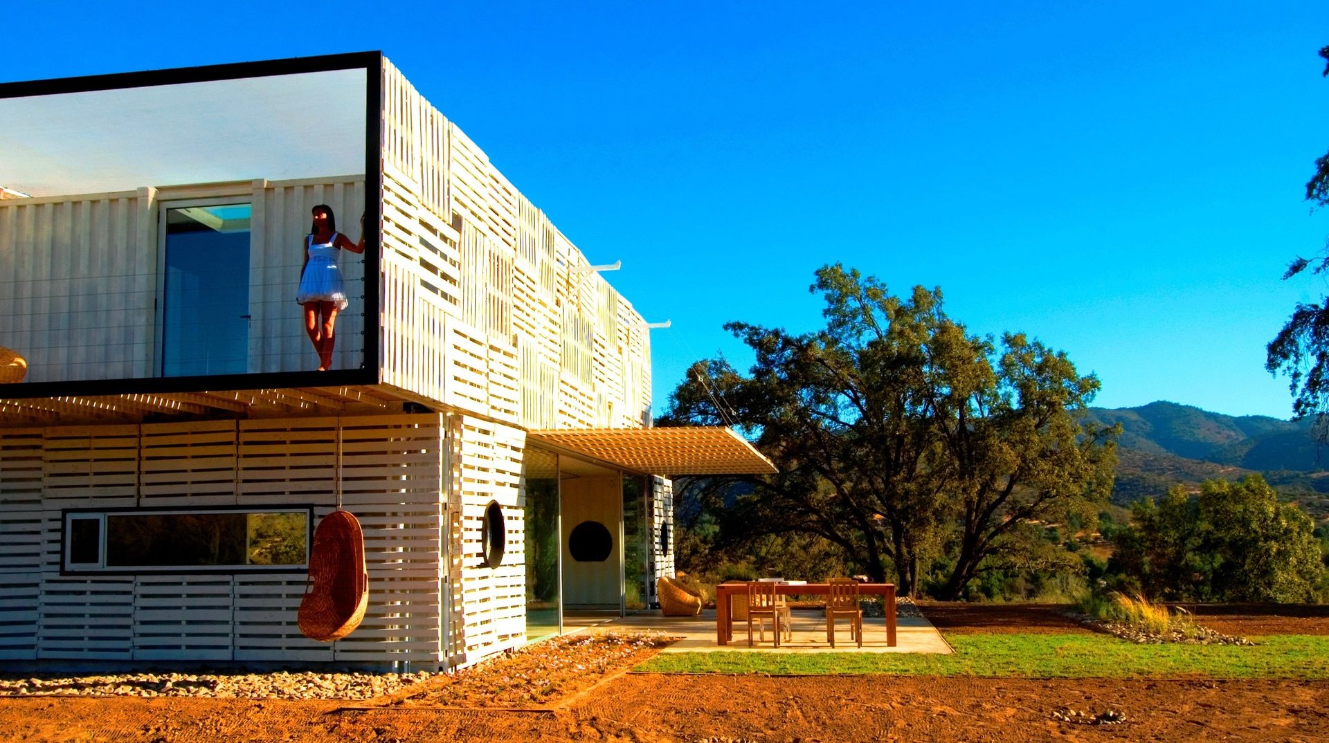 Una Casa Ecofriendly hecha de Contenedores: 160m2 que te volarán la cabeza, James & Mau Arquitectura James & Mau Arquitectura Ulteriori spazi