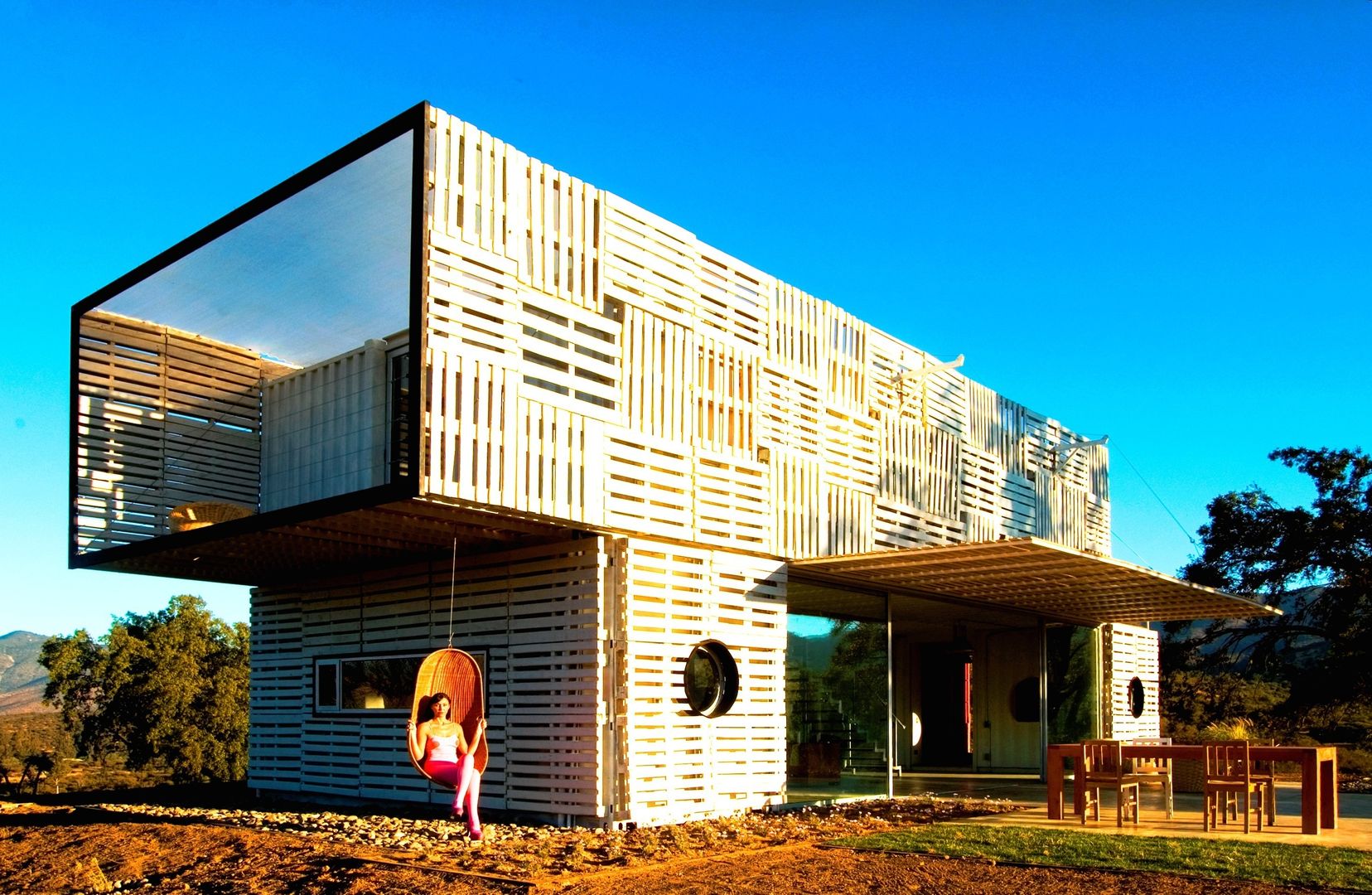 Una Casa Ecofriendly hecha de Contenedores: 160m2 que te volarán la cabeza, James & Mau Arquitectura James & Mau Arquitectura Các phòng khác