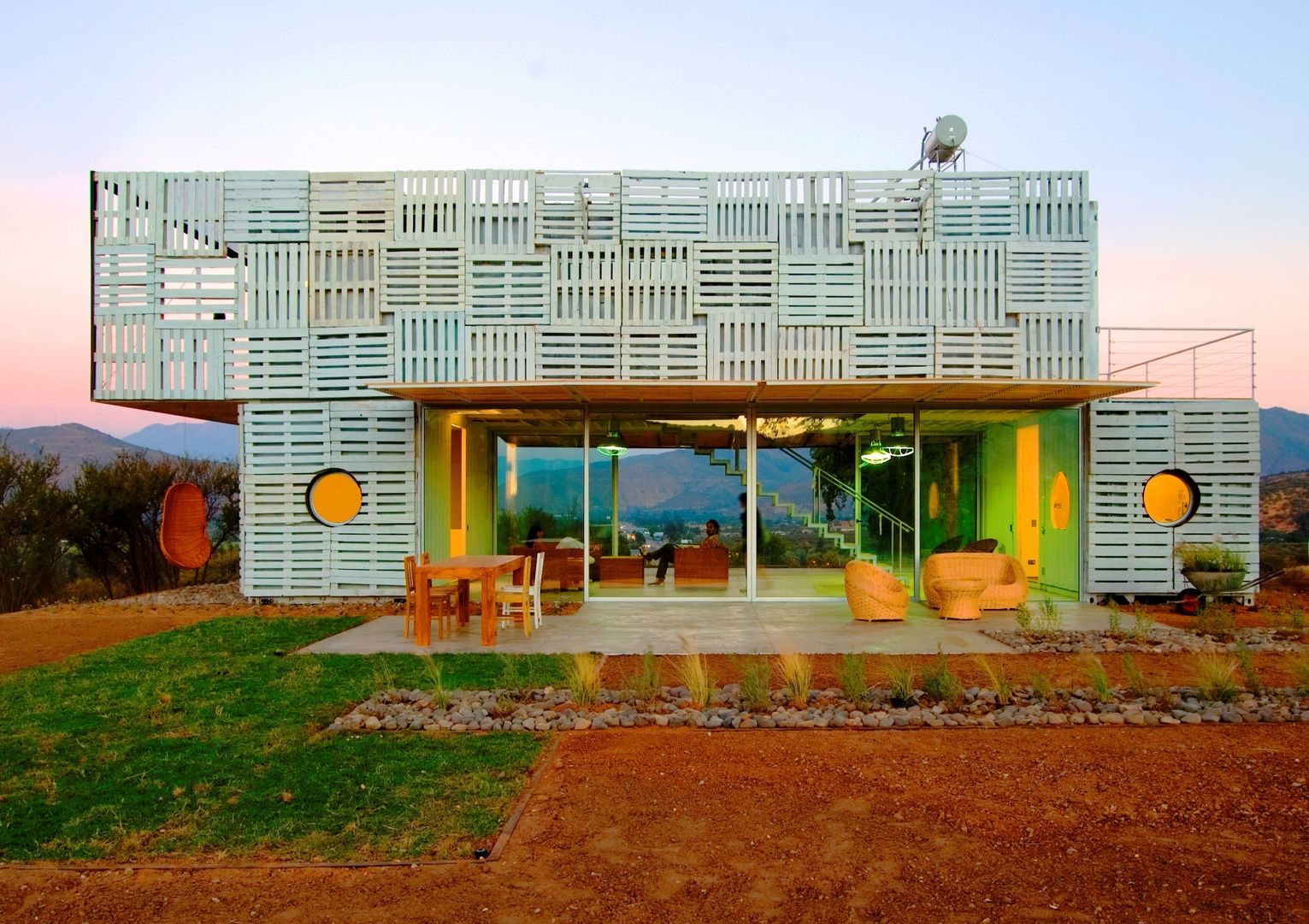 Una Casa Ecofriendly hecha de Contenedores: 160m2 que te volarán la cabeza, James & Mau Arquitectura James & Mau Arquitectura Other spaces