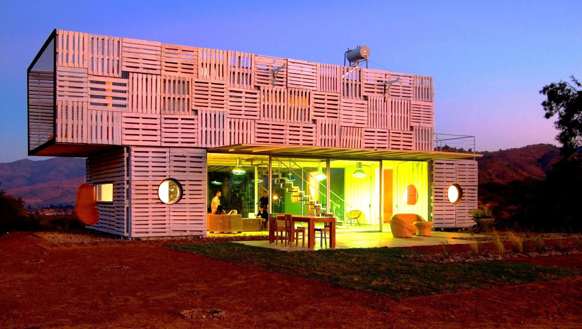 Una Casa Ecofriendly hecha de Contenedores: 160m2 que te volarán la cabeza, James & Mau Arquitectura James & Mau Arquitectura Mais espaços