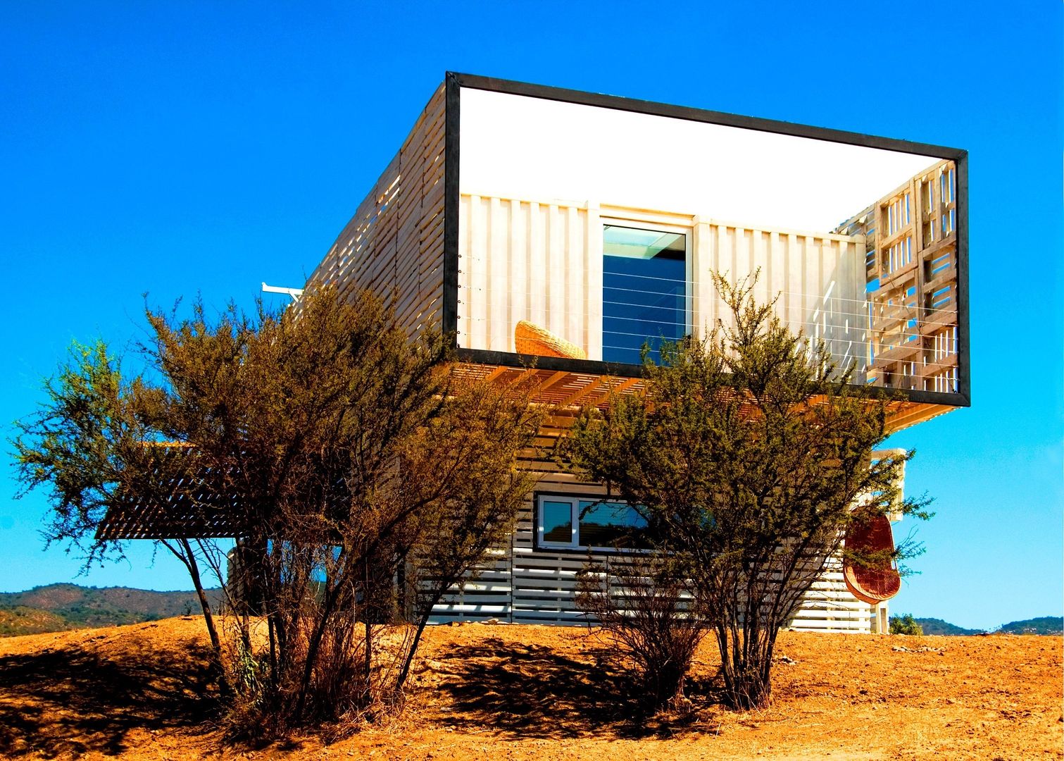 Una Casa Ecofriendly hecha de Contenedores: 160m2 que te volarán la cabeza, James & Mau Arquitectura James & Mau Arquitectura ห้องอื่นๆ