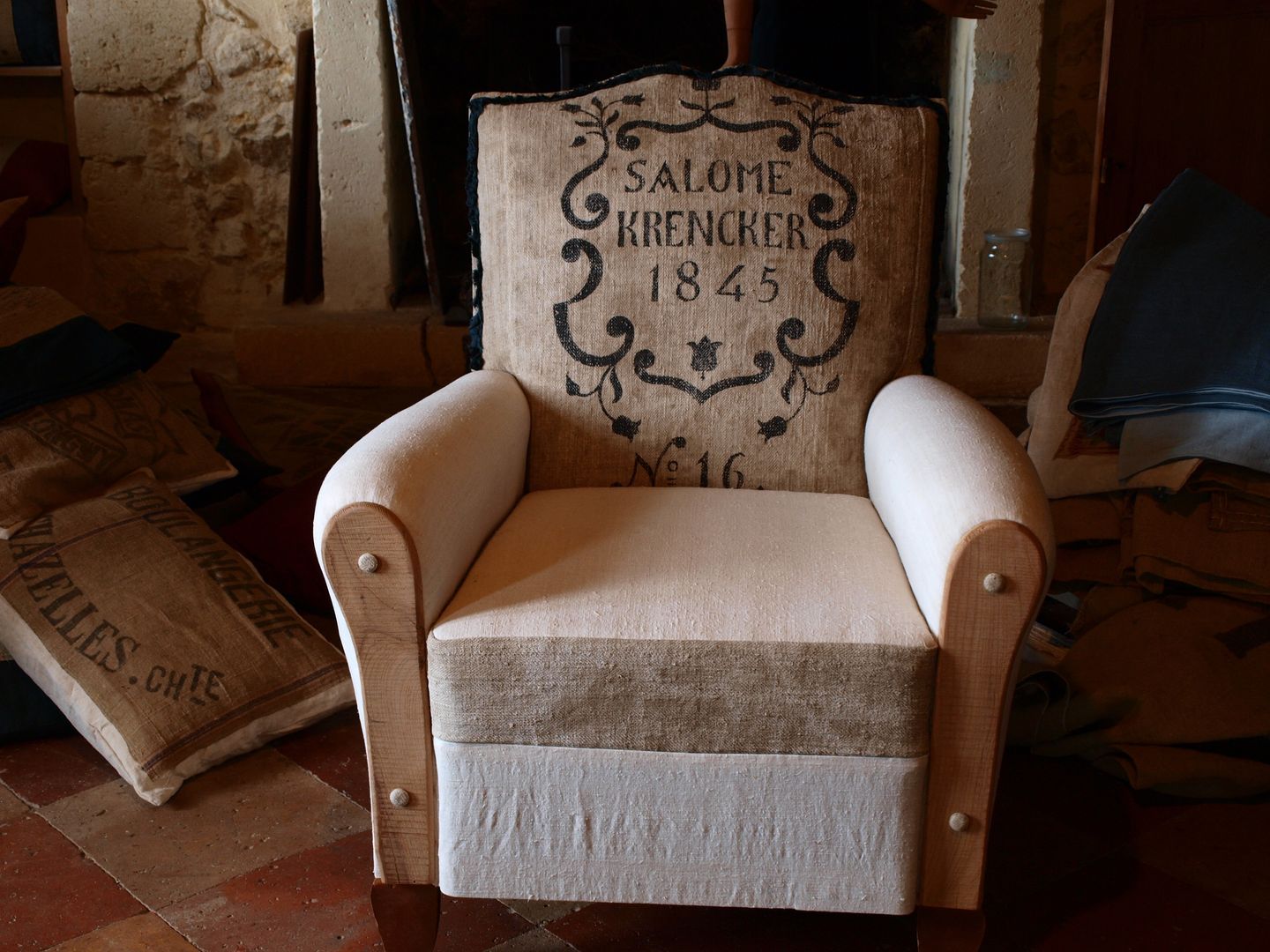 collection so french : fauteuil club Salomé, la p'tite fabrik la p'tite fabrik 客廳 沙發與扶手椅