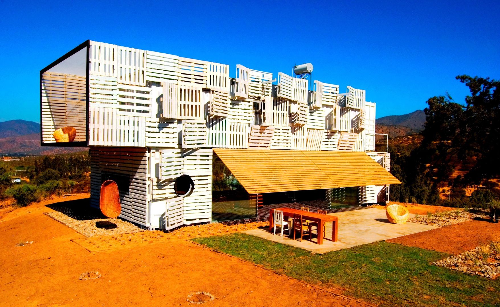 Una Casa Ecofriendly hecha de Contenedores: 160m2 que te volarán la cabeza, James & Mau Arquitectura James & Mau Arquitectura Daha fazla oda