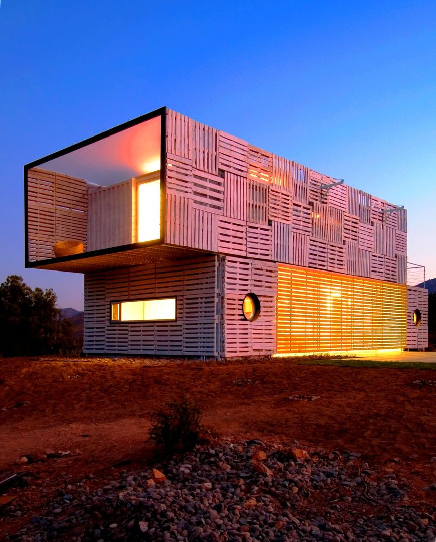 Una Casa Ecofriendly hecha de Contenedores: 160m2 que te volarán la cabeza, James & Mau Arquitectura James & Mau Arquitectura Weitere Zimmer