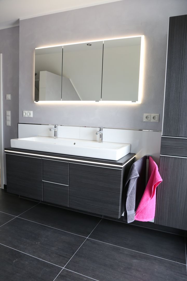 Modernes Einfamilienhaus mit A+ Hybrid-Haustechnik, Heinrich Blohm GmbH - Bauunternehmen Heinrich Blohm GmbH - Bauunternehmen Modern bathroom