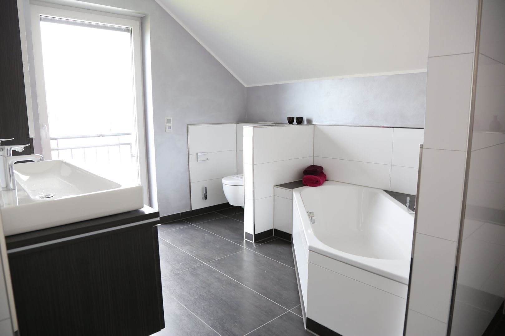 Modernes Einfamilienhaus mit A+ Hybrid-Haustechnik, Heinrich Blohm GmbH - Bauunternehmen Heinrich Blohm GmbH - Bauunternehmen Modern bathroom