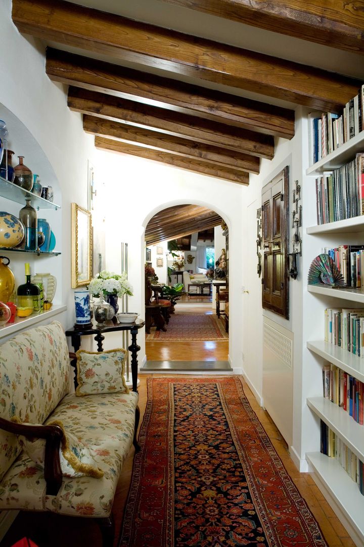 una casa per collezionisti, archbcstudio archbcstudio Classic style corridor, hallway and stairs Drawers & shelves