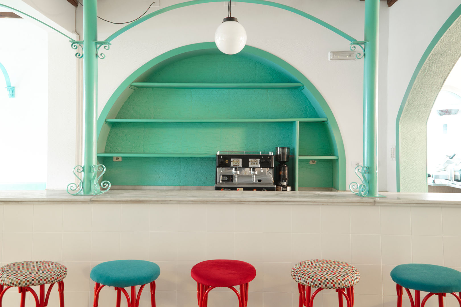 Reforma de café-bar para vinoteca en Bueu: Rosalinda, Estudio de Arquitectura Sra.Farnsworth Estudio de Arquitectura Sra.Farnsworth Commercial spaces Commercial Spaces