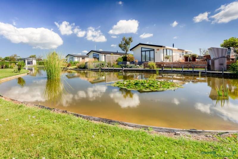 Tuinaanleg vakantieparken en recreatiewoningen GroenRijk Hoveniers Mediterrane tuinen Wolk,Lucht,Water,Plant,Watervoorraden,Het opbouwen van,Natuurlijk landschap,land veel,vegetatie,Zonlicht