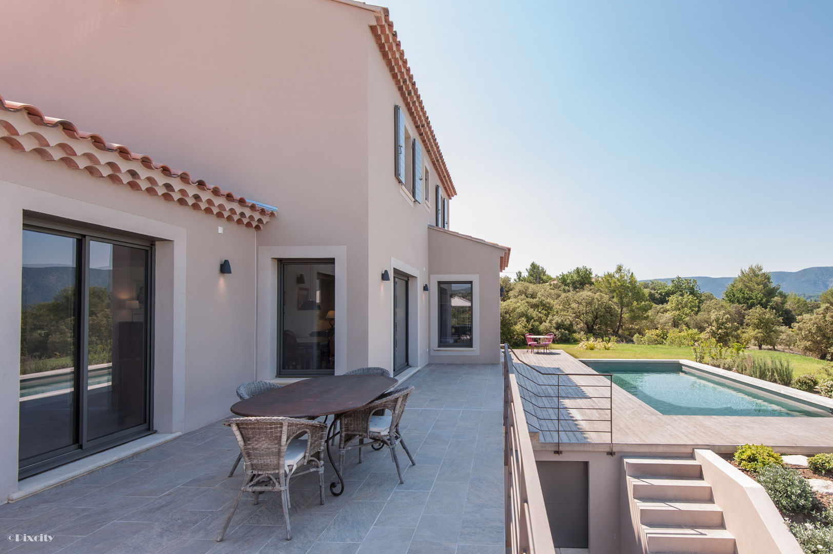 Maison avec vue à couper le souffle, Pixcity Pixcity Balcones y terrazas de estilo moderno