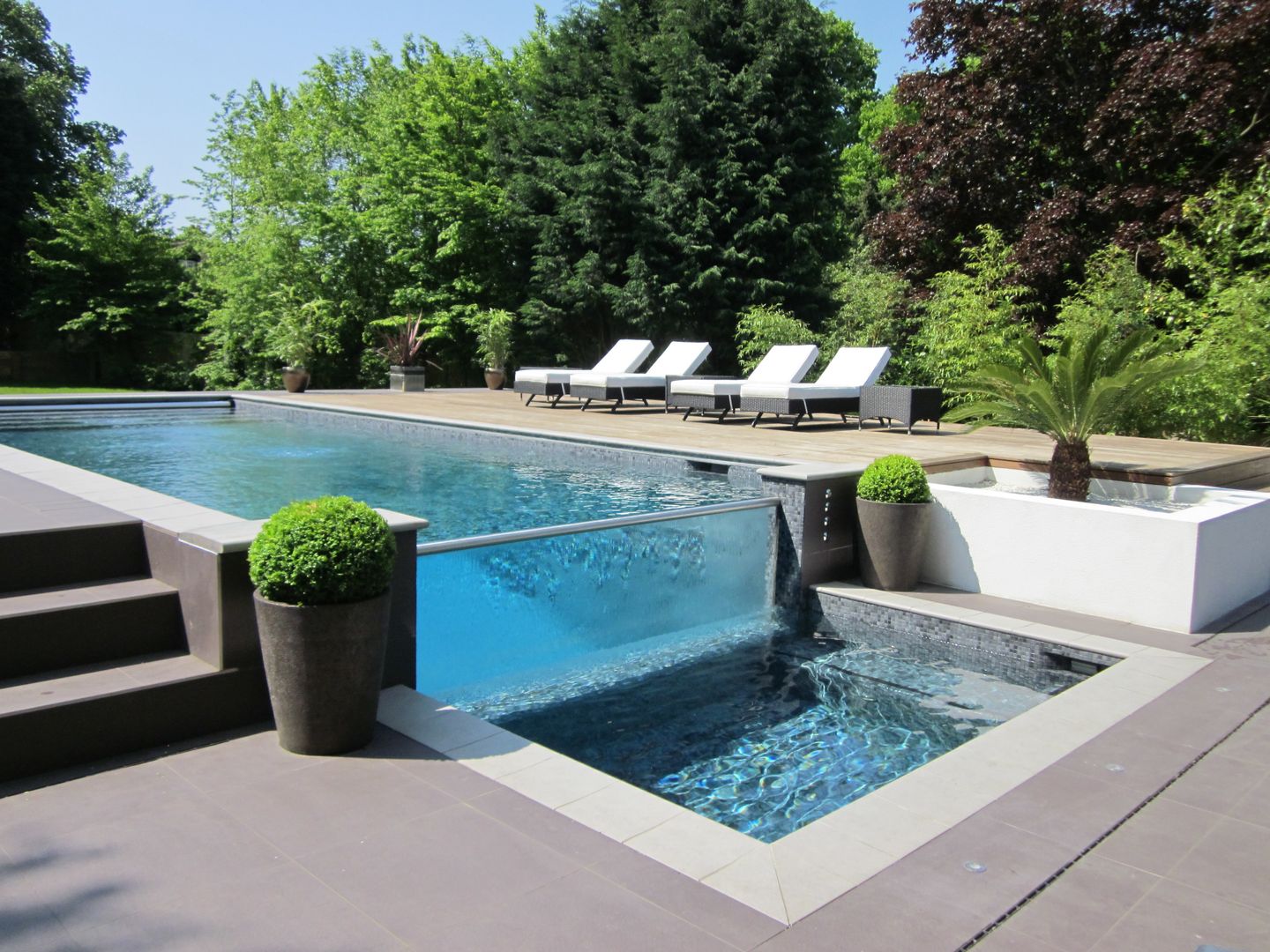 A Fascinating Pool Spa with Glass Wall, Tanby Pools Tanby Pools Jardin moderne Piscines & bassins