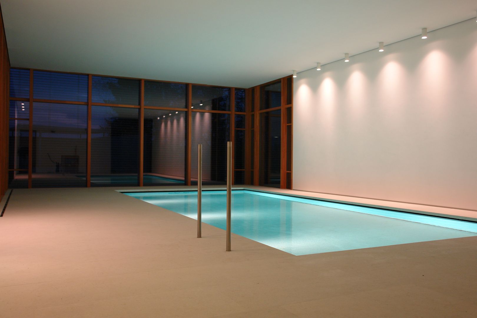 Naturstein-Pool mit Hightec-Senkboden, Ströhmann Steindesign GmbH Ströhmann Steindesign GmbH สระว่ายน้ำ สระว่ายน้ำ