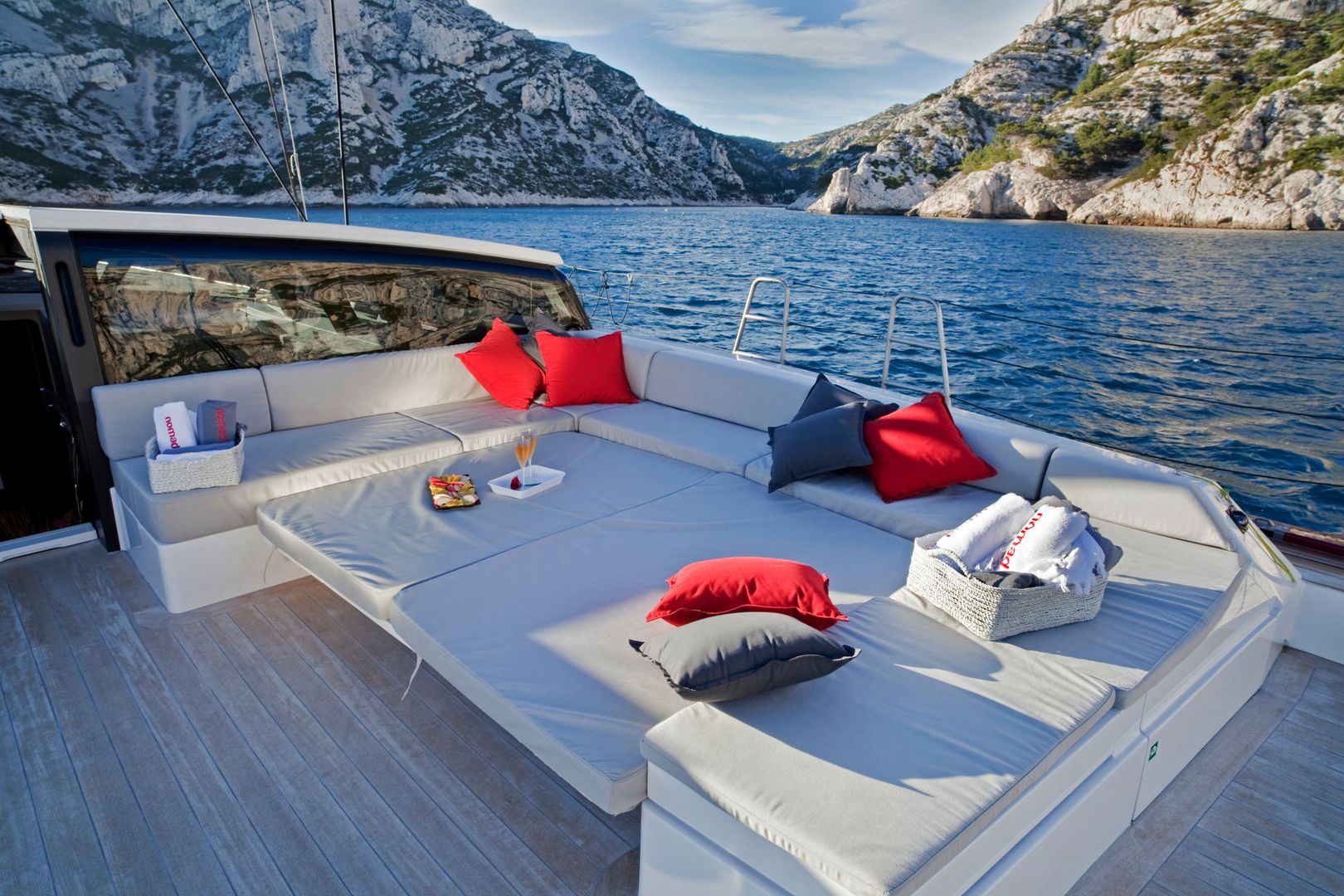 Nomad 4, Finot Finot Yachts & jets