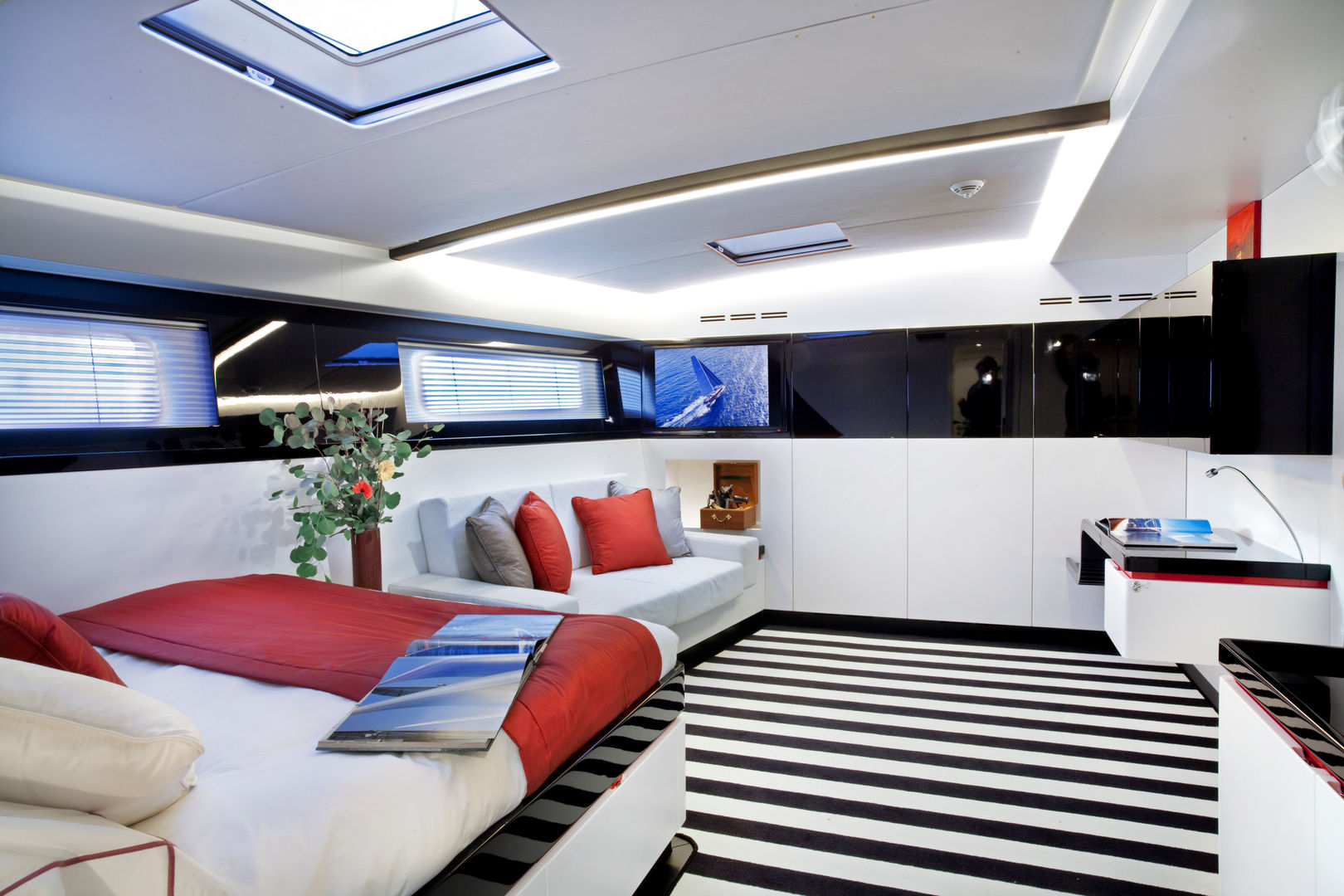 Nomad 4, Finot Finot Du thuyền: thiết kế nội thất · bố trí · ảnh