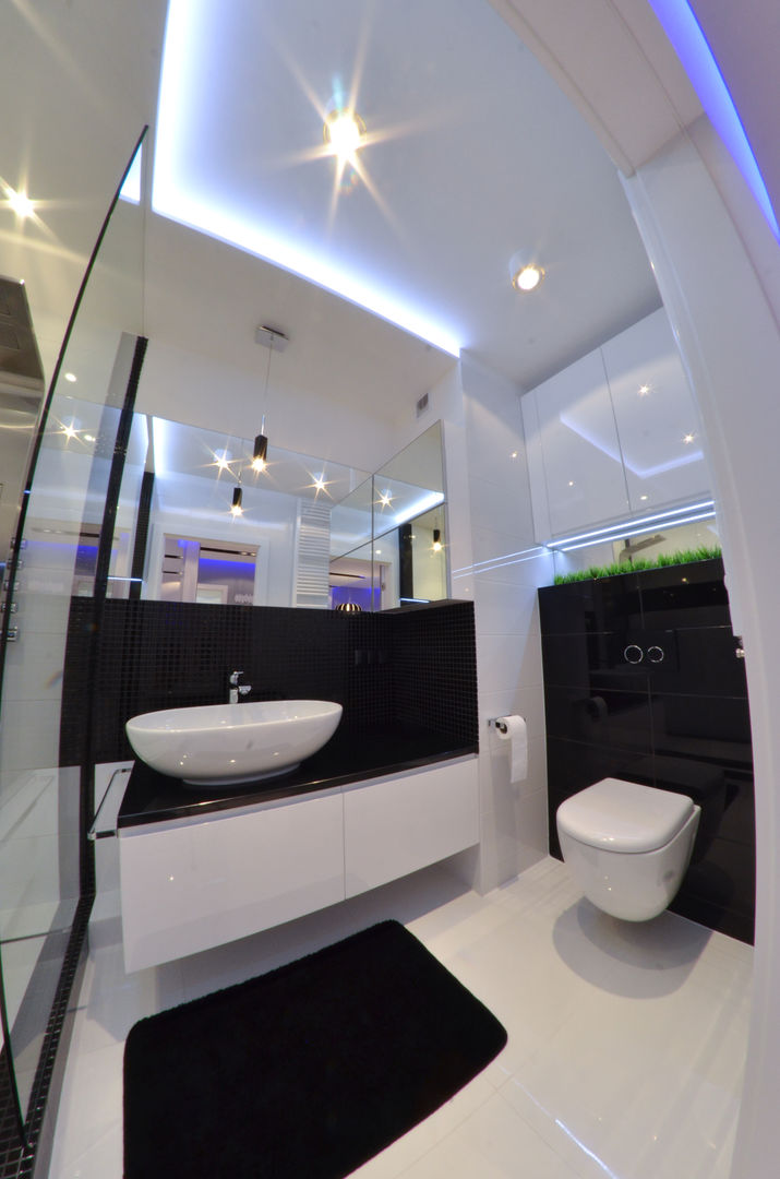 homify Modern bathroom