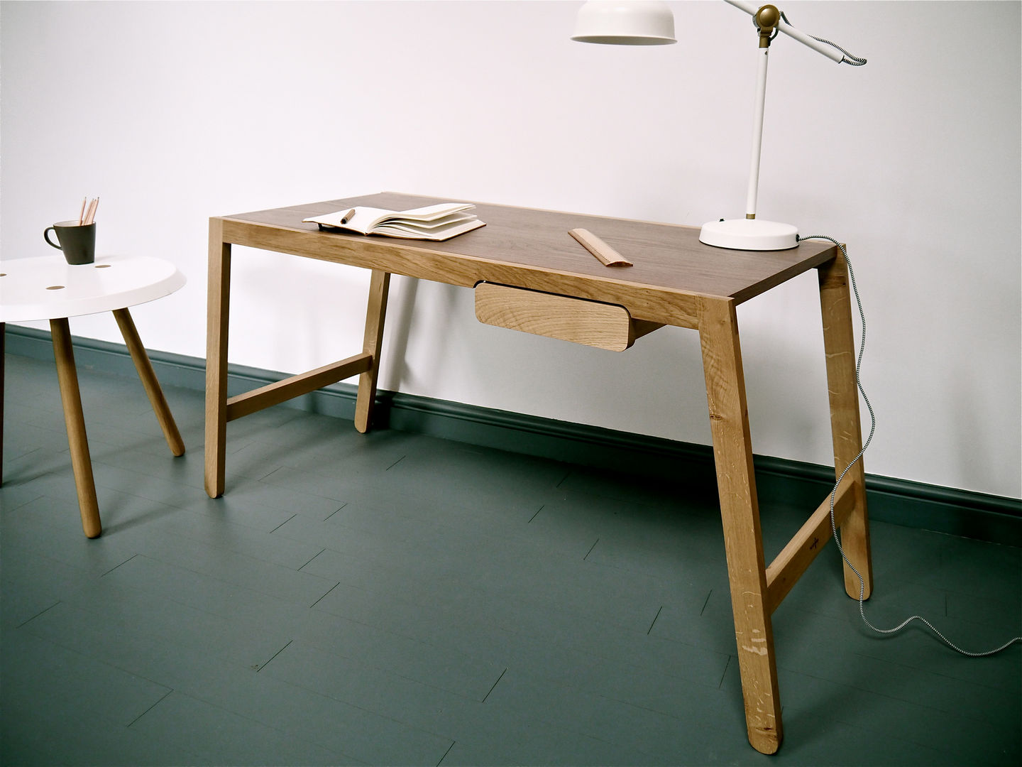 Wobble Desk Barnby & Day Ruang studi/kantor : Ide desain interior, inspirasi & gambar Desks