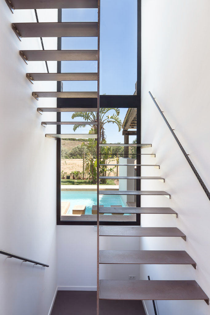 A House, 08023 Architects 08023 Architects Mediterranean corridor, hallway & stairs