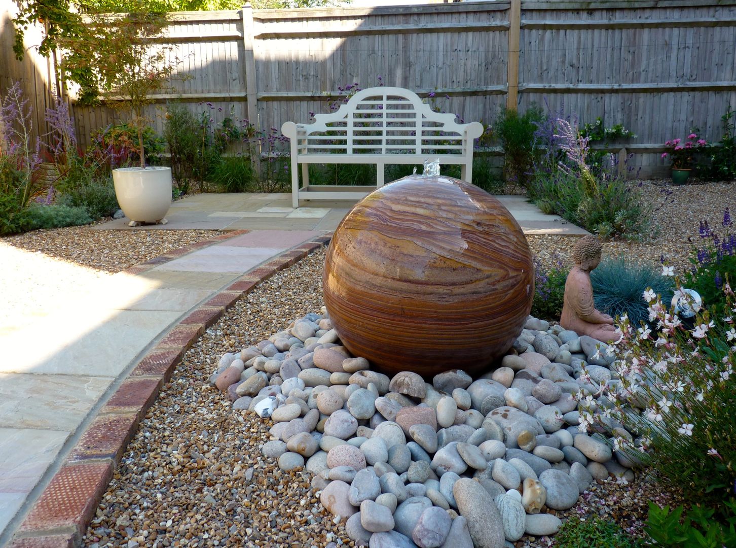 Serene Gravel Garden, Cornus Garden Design Cornus Garden Design モダンな庭