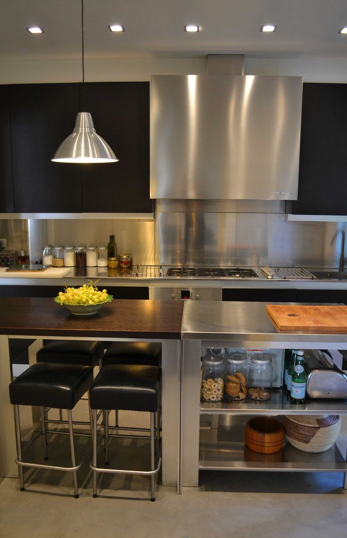 un'abitazione rigorosa, archbcstudio archbcstudio Modern kitchen Bench tops