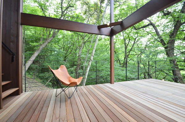 大きな栗の木の下の家, 鎌田建築設計室 鎌田建築設計室 Rustic style balcony, veranda & terrace