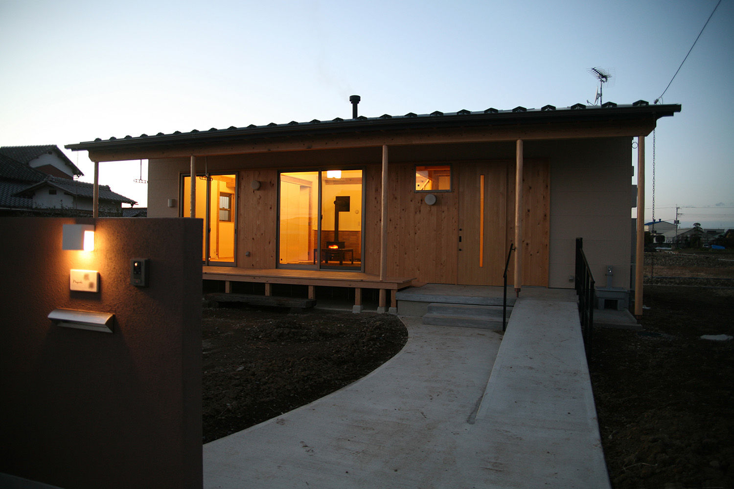 夕景 八島建築設計室 オリジナルな 家 空,建物,窓,ドア,住宅街,夕暮れ,家,壁,木,風景