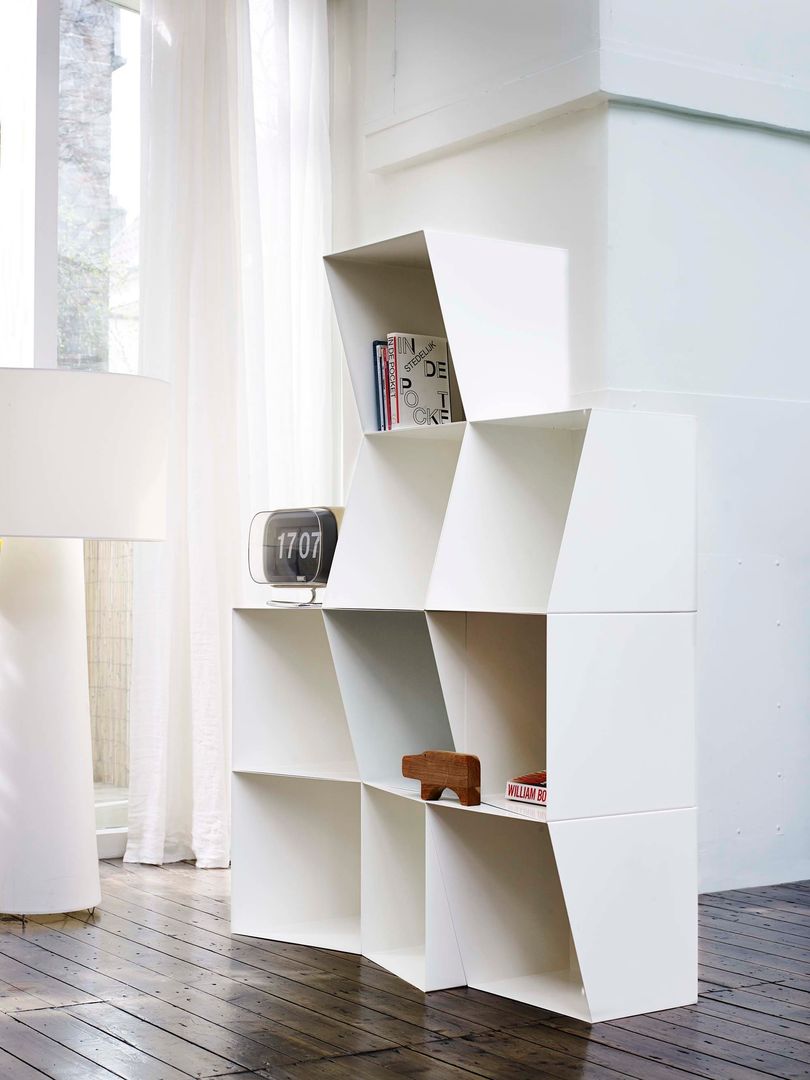 bookcase TOTEM, design by nico design by nico Ruang keluarga: Ide desain interior, inspirasi & gambar Shelves