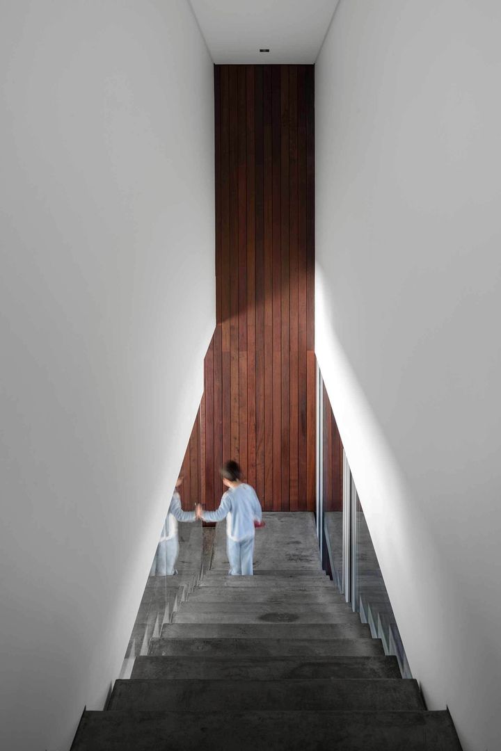 BE House, spaceworkers® spaceworkers® Modern corridor, hallway & stairs