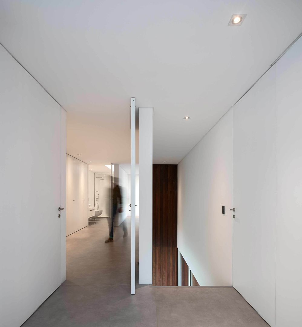 BE House, spaceworkers® spaceworkers® Modern Corridor, Hallway and Staircase