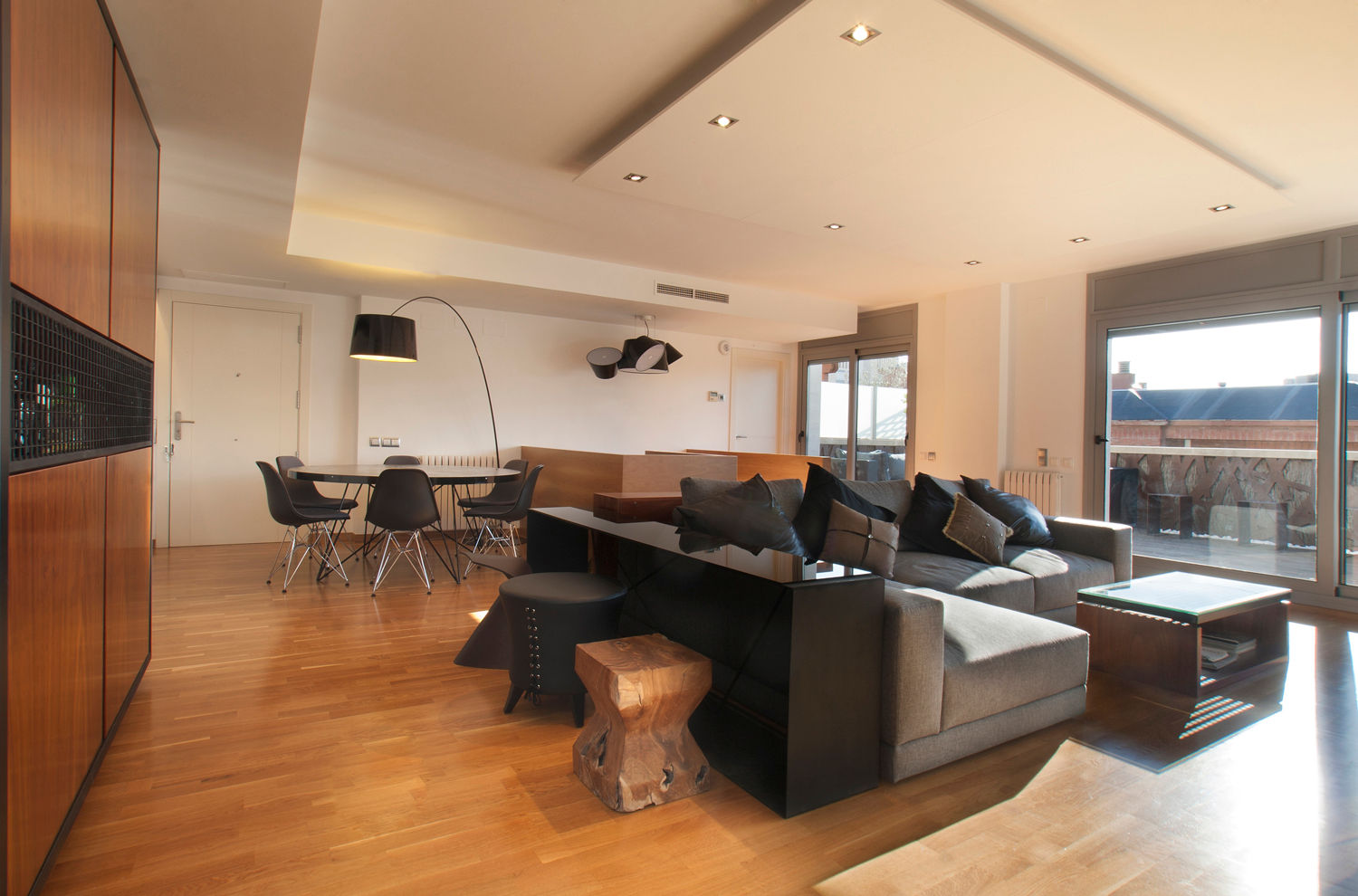 Duplex en Barcelona, The Pont design The Pont design モダンデザインの リビング