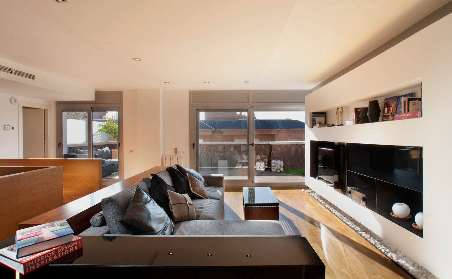 Duplex en Barcelona, The Pont design The Pont design モダンデザインの リビング