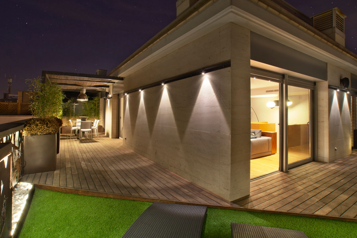 Duplex en Barcelona, The Pont design The Pont design 모던스타일 발코니, 베란다 & 테라스