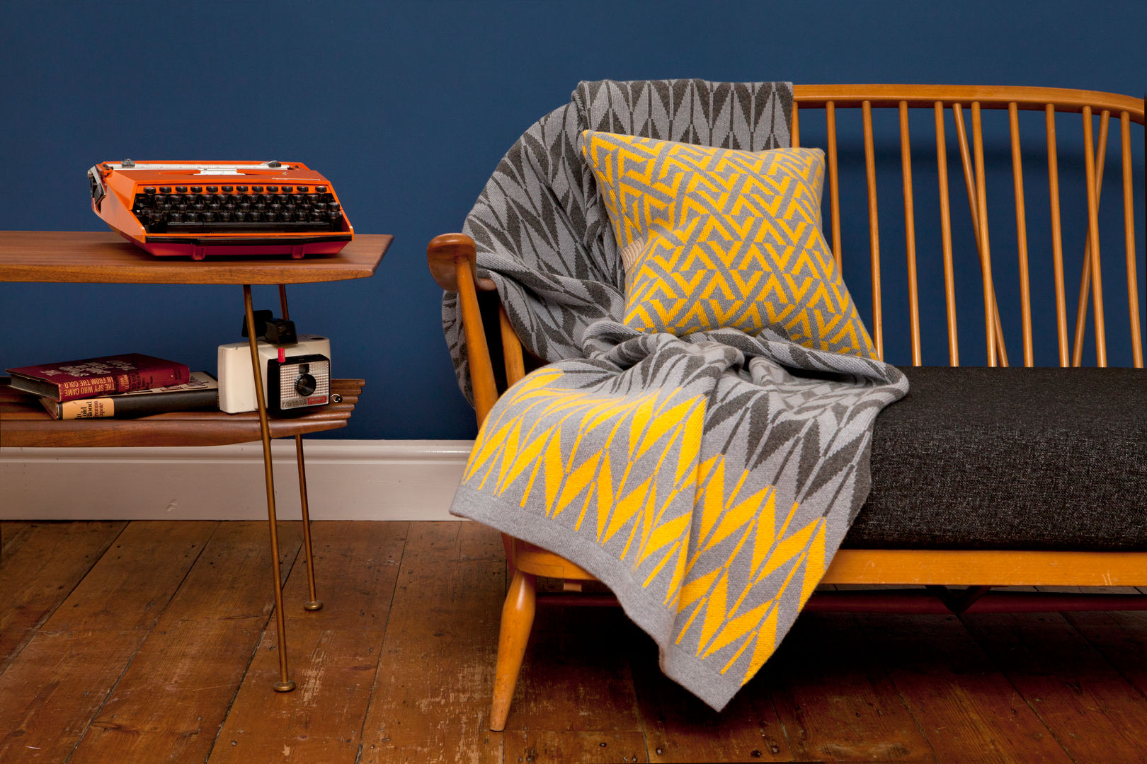 Blanket + Cushion homify Salas de estilo moderno Accesorios y decoración