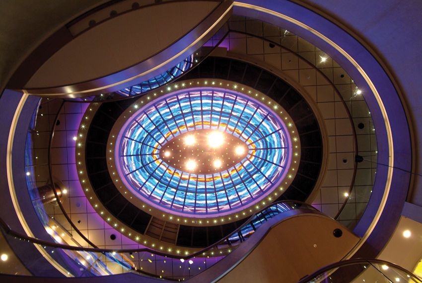 Ceiling of the cruiseship P&O Arcadia Jo Downs Espaços comerciais Espaços comerciais