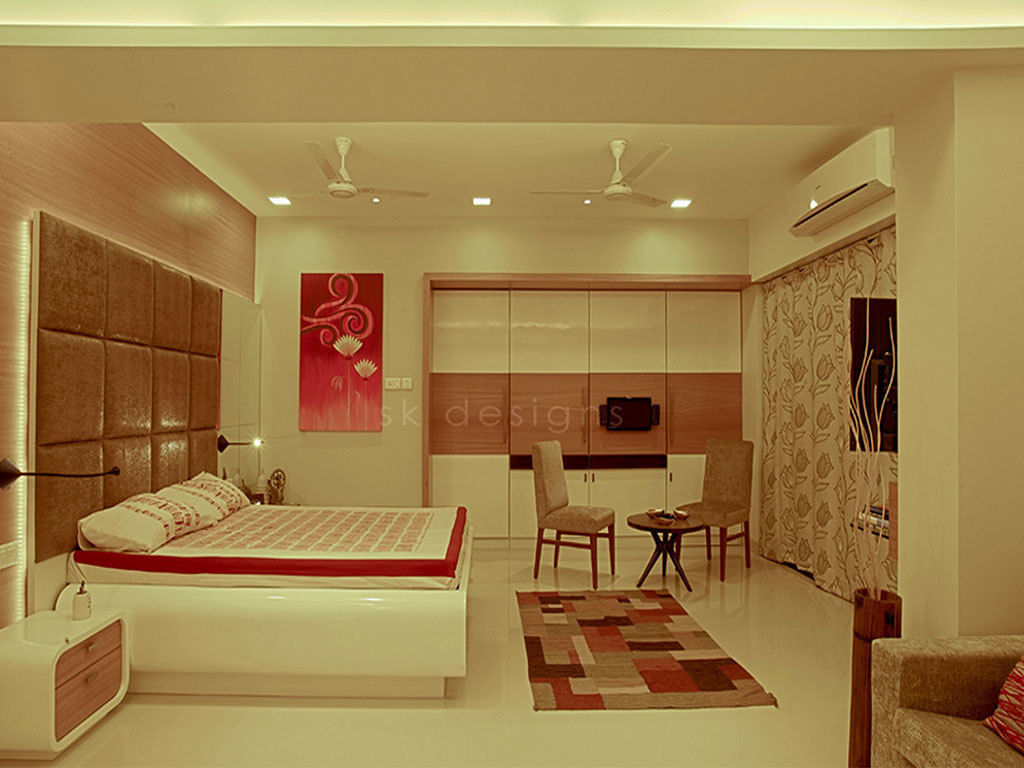 Contemporary residence in Andheri, Mumbai, S K Designs S K Designs ห้องนอน