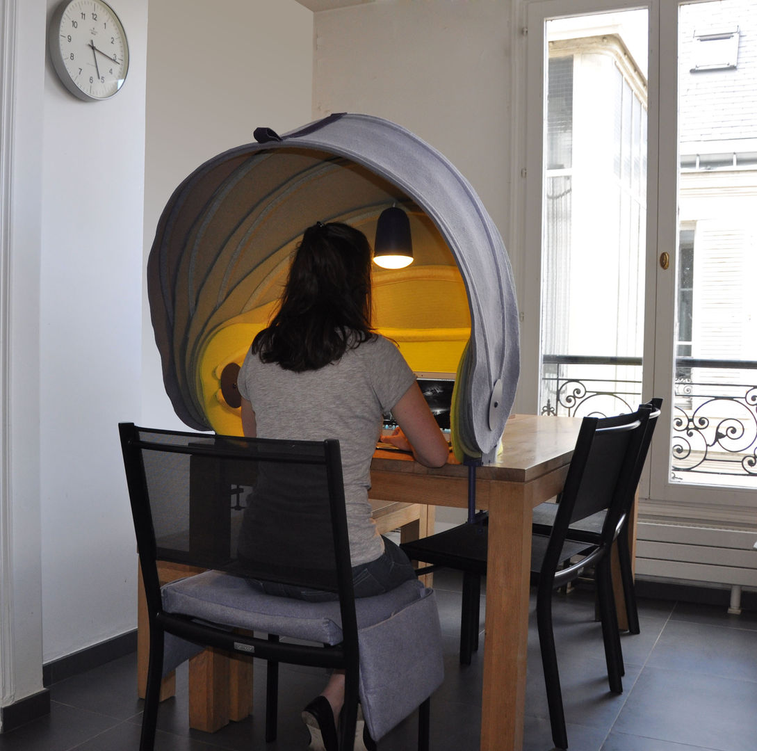 Tatou, un accessoire essentiel pour le télétravail, Prisca Renoux Prisca Renoux Estudios y bibliotecas de estilo minimalista Escritorios