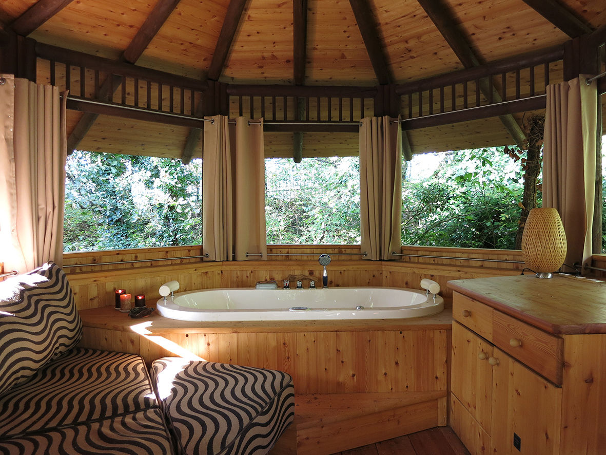 Casa sull'albero, Tree Top Builder Tree Top Builder Tropical style bathrooms