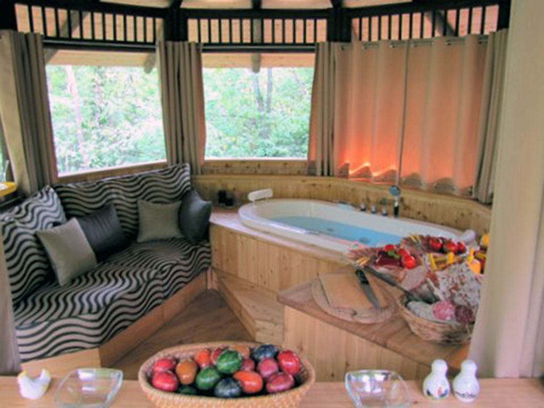 Casa sull'albero, Tree Top Builder Tree Top Builder Tropical style bathrooms