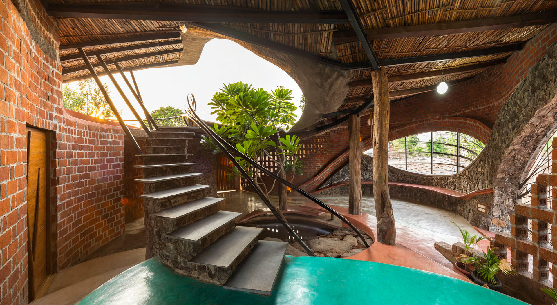 Brick House, Wada, iSTUDIO Architecture iSTUDIO Architecture Tropical style corridor, hallway & stairs