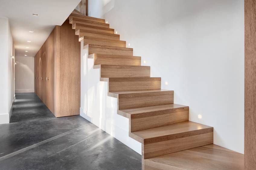 De droom van een huis binnen een oude schuur, Kwint architecten Kwint architecten Modern corridor, hallway & stairs