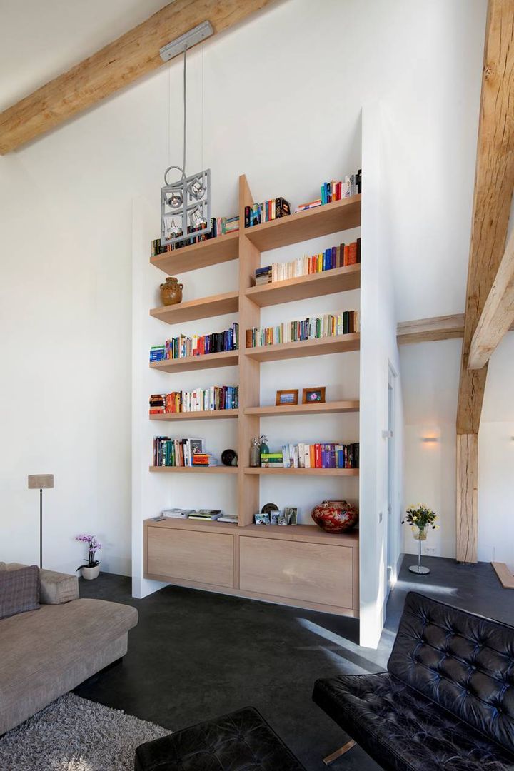 De droom van een huis binnen een oude schuur, Kwint architecten Kwint architecten Livings de estilo moderno