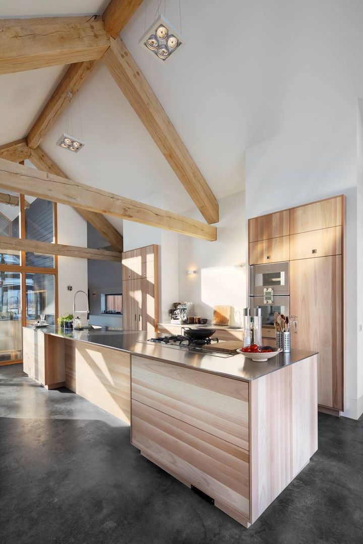 De droom van een huis binnen een oude schuur, Kwint architecten Kwint architecten Cocinas de estilo moderno